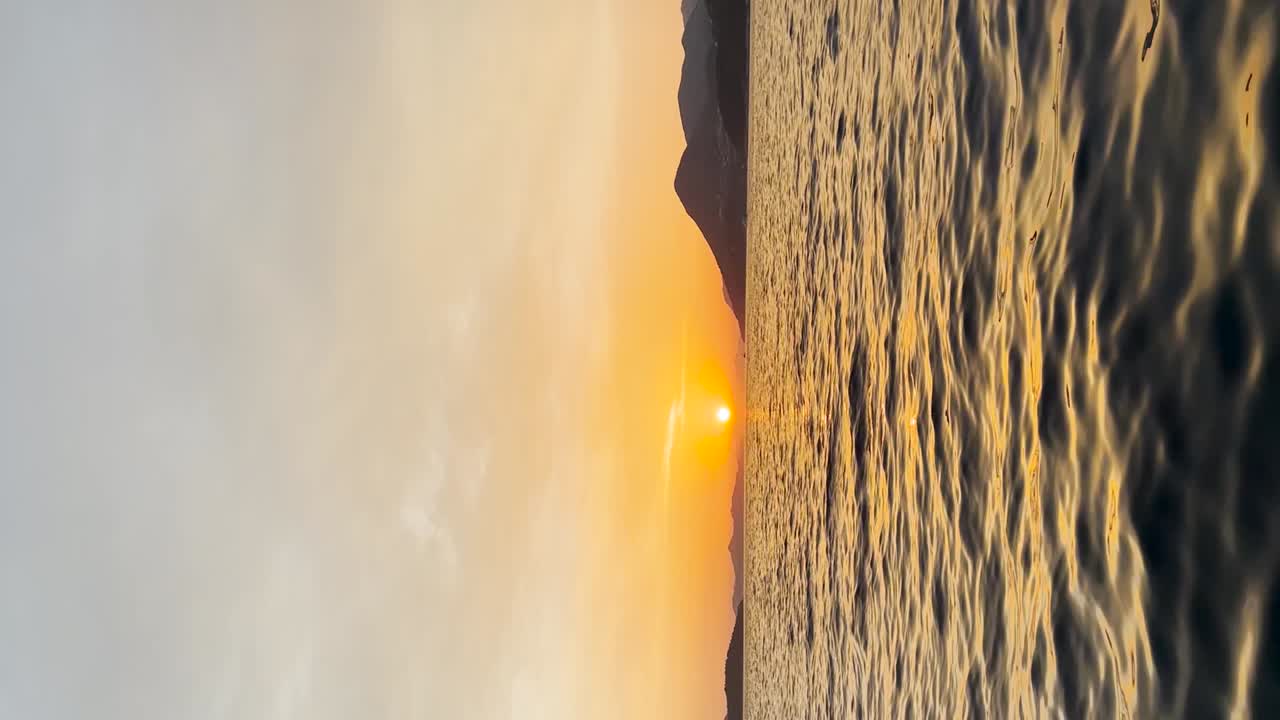hermosa puesta de sol dorada sobre el mar adriático en dubrovnik, croacia