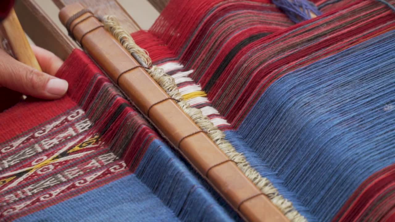 tejiendo hilo de alpaca 2.mp4