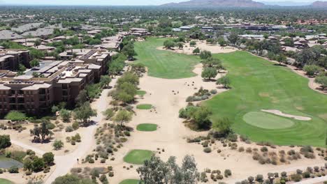 Vista-Aérea-Panorámica-De-Un-Impresionante-Campo-De-Golf-Y-Resort-De-Vacaciones-De-Lujo