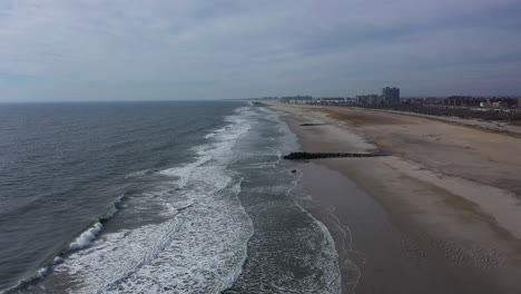 Eine-Luftaufnahme-Eines-Leeren-Strandes-An-Einem-Bewölkten-Tag