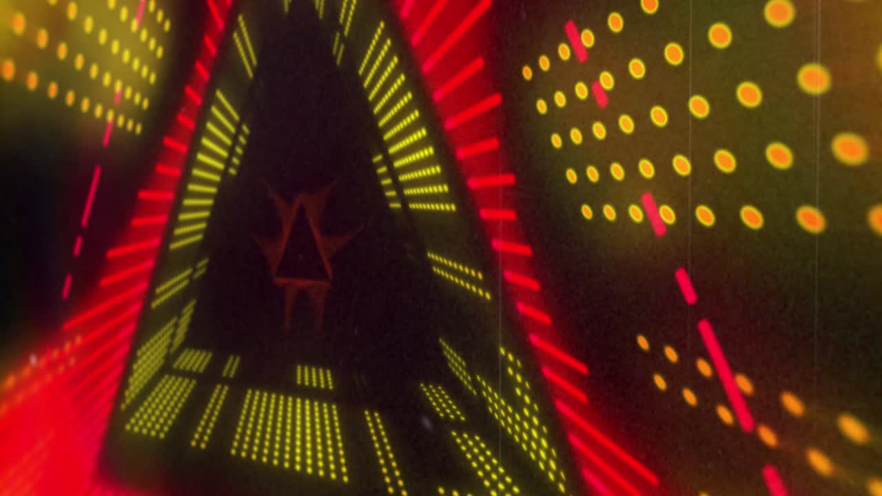 삼각형 노란색과 빨간색 3d 빛 디스플레이의 애니메이션이 검은색 배경에서  ⁇ 박이고 움직입니다.