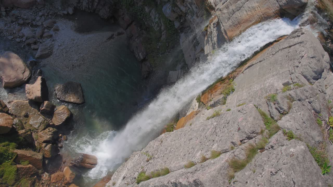 cascada en la roca de la montaña