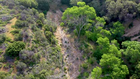 imágenes de drones tomadas cerca de lake hughes road en castaic, california