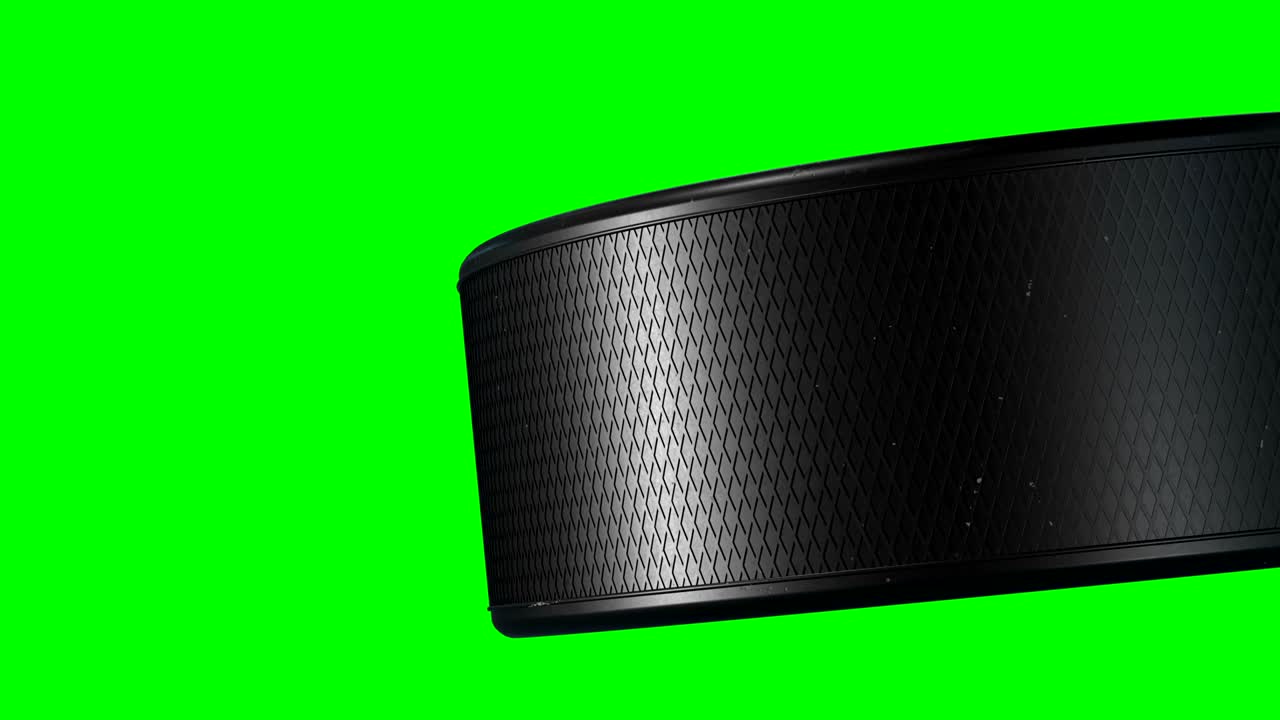 Bellissimo disco da hockey che ruota in primo piano al rallentatore su schermo verde. Animazione 3D in loop di un disco da hockey che gira, isolato con alpha matte. Concetto sportivo