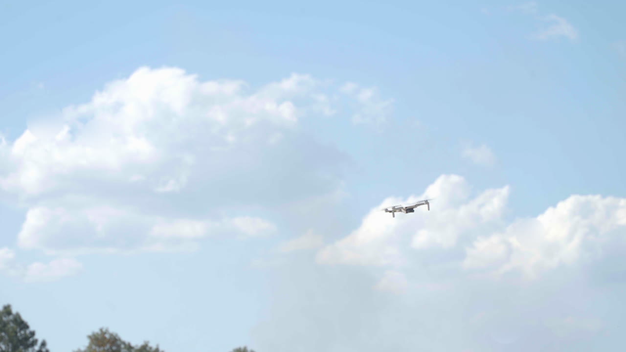 야외에서 날아다니는 드론이 공중에서 떠다니며 열린 시골에서 회전