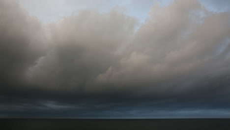 lapso de tiempo de 4 k de poderosa tormenta sobre el mar, sydney australia