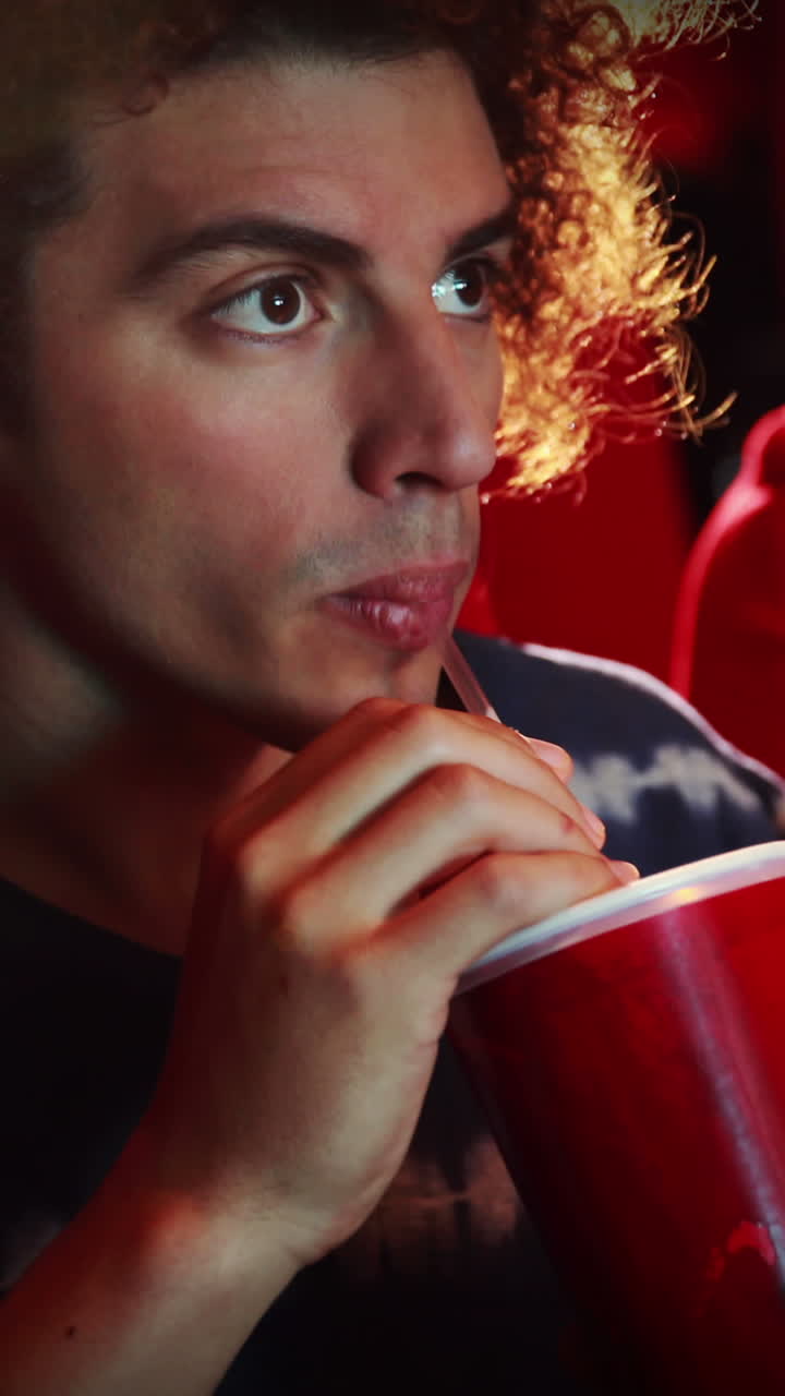 Um jovem a ver um filme.