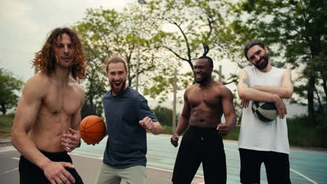 Gemischtrassiges-Basketballteam,-Das-Auf-Dem-Basketballfeld-Herumalbert.-Fröhliches-Basketballspiel-Auf-Dem-Basketballplatz-Draußen