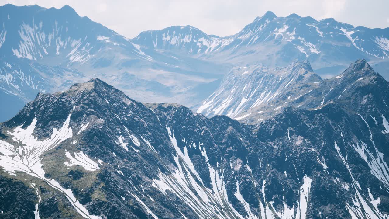 雪で覆われた山の景色