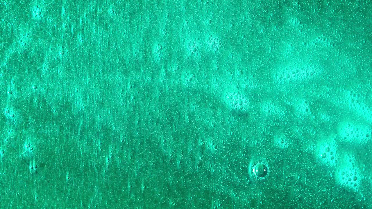 Liquido verde acqua con bolle