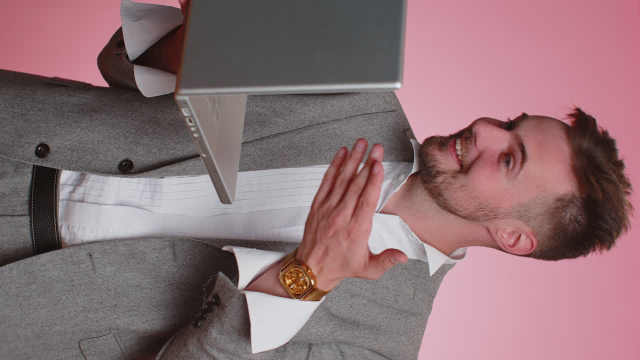 бизнесмен веб-дизайнер консалтинг разговаривает с клиентом о онлайн-проекте звонок на ноутбуке