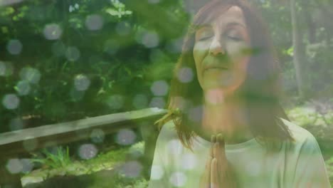 animación de puntos de luz sobre una mujer caucásica mayor practicando yoga y meditando