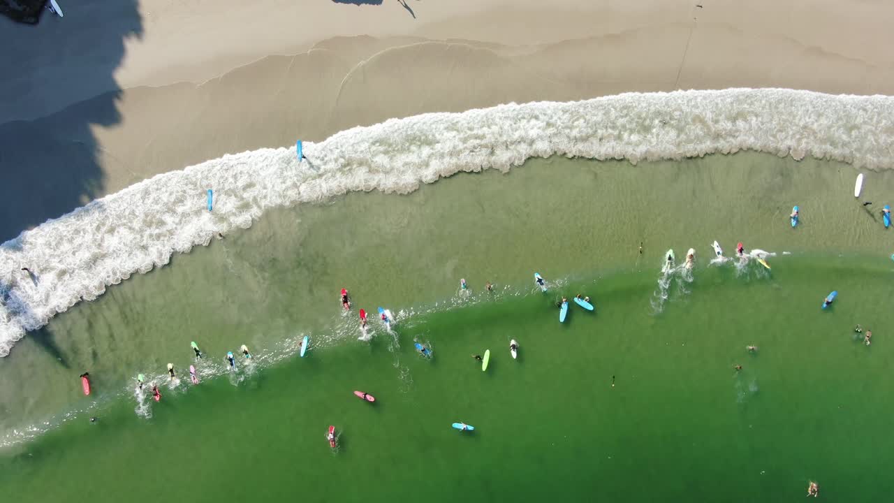 surfistas y tablas de surf coloridas en la playa de hong kong, vista aérea