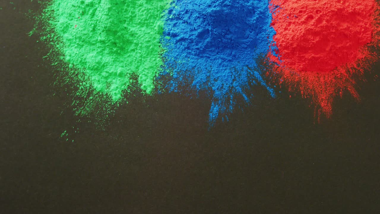 검은색 배경에 복사 공간이 있는 다채로운 파우더의 비디오