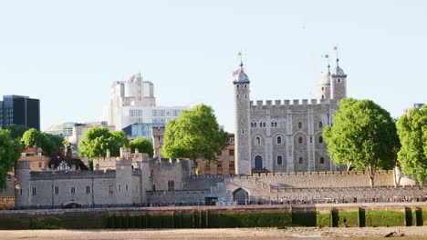 Außenansicht-Des-Tower-Of-London-Mit-Der-Themse-Im-Vordergrund