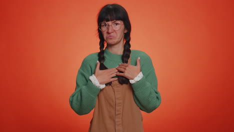 desconocida incierta dudosa disgustada joven nerd mujer señalando con el dedo a sí misma, no culpable error