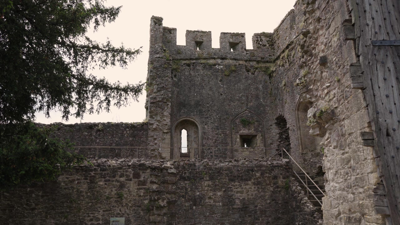 Filmato statico ad alta definizione del Castello di Chepstow con texture dettagliate di mura e torri in pietra. L'ambiente naturale esalta il senso di patrimonio e l'architettura duratura