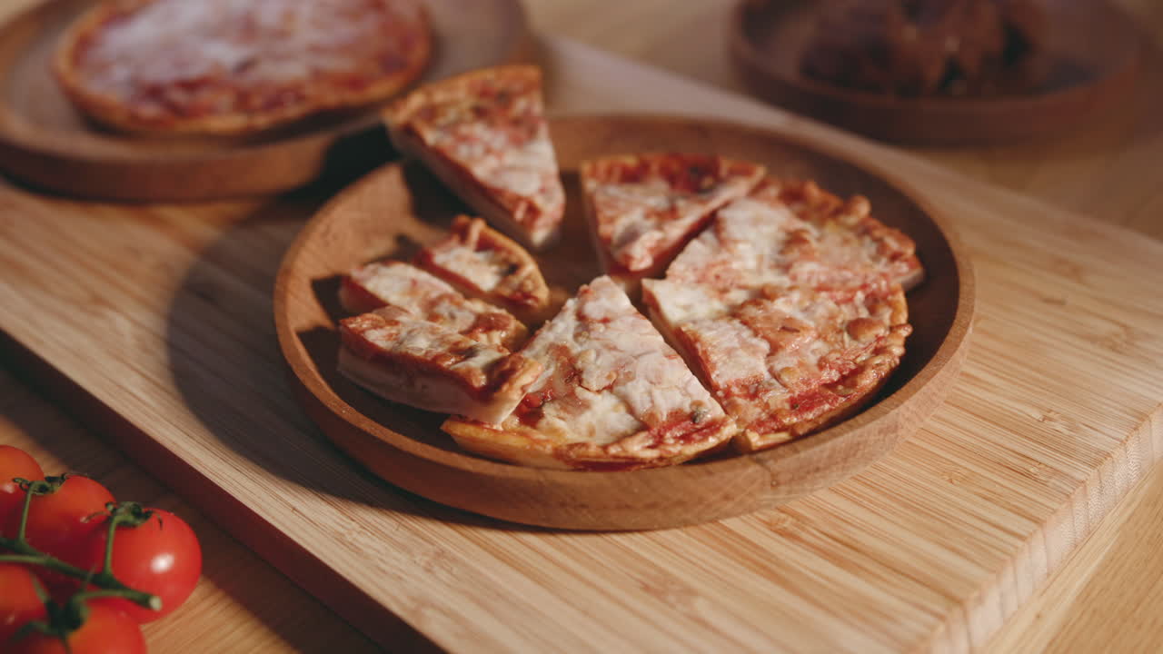pizza en un plato de madera