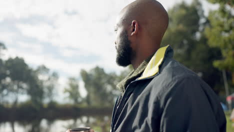 Hombre-Negro,-Senderismo-Y-Café-Al-Aire-Libre