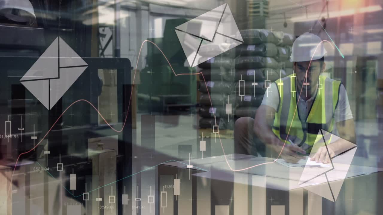 animación del procesamiento de datos financieros con iconos de sobres sobre un trabajador caucásico en un almacén.