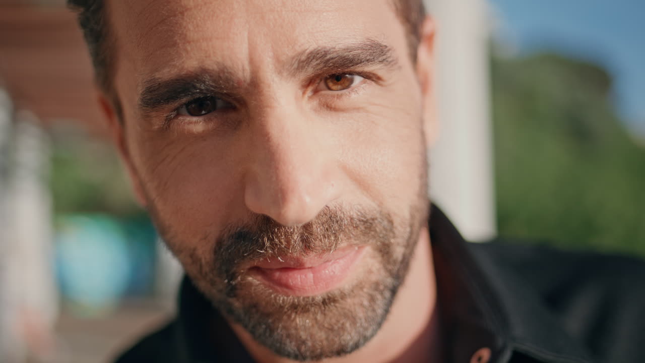 un chico atractivo posando con rayos de sol en primer plano.