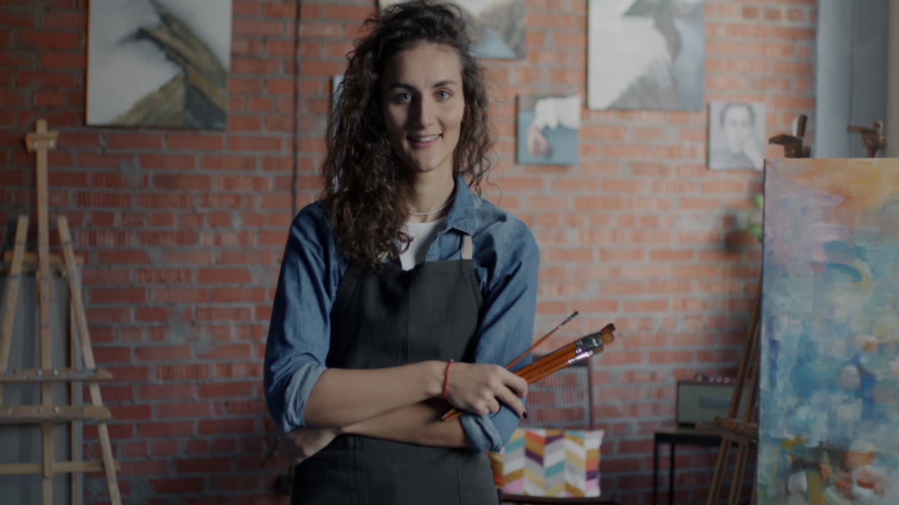 mujer artista en el estudio