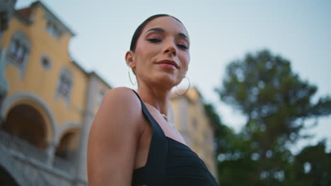 mujer elegante en un vestido negro al aire libre