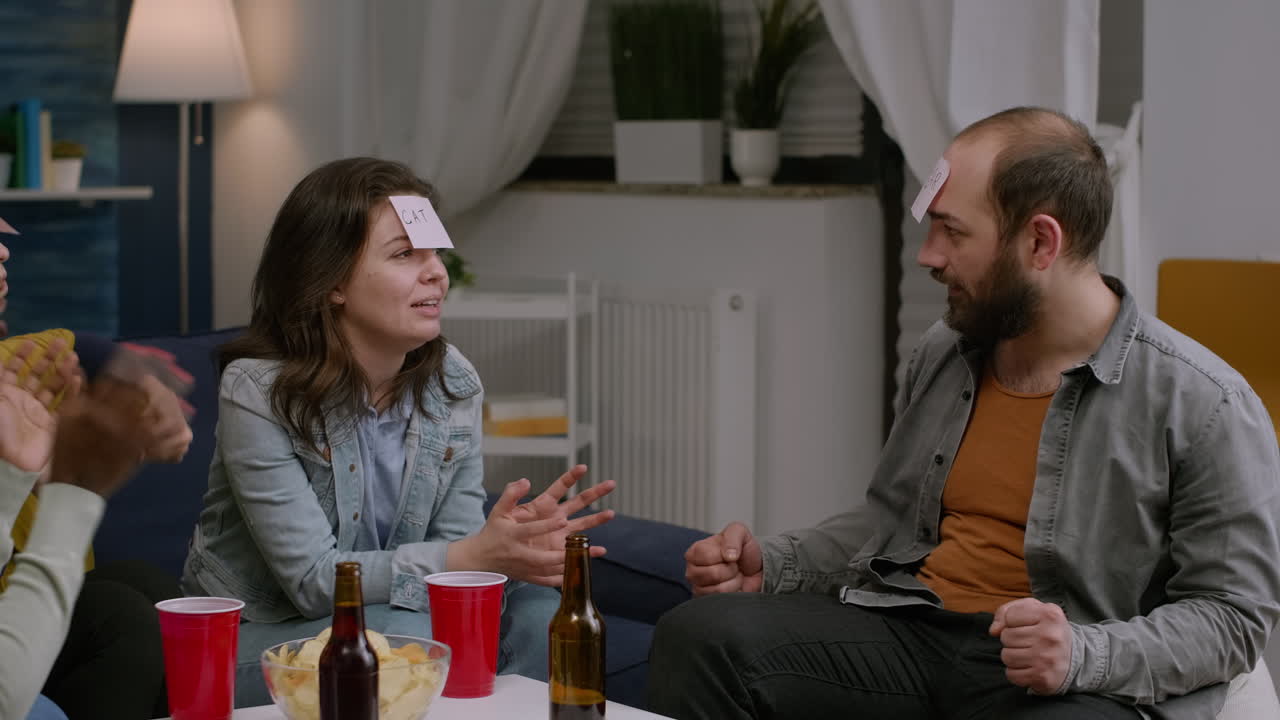 reunión de personas multirraciales jugando un juego de mesa usando notas adhesivas