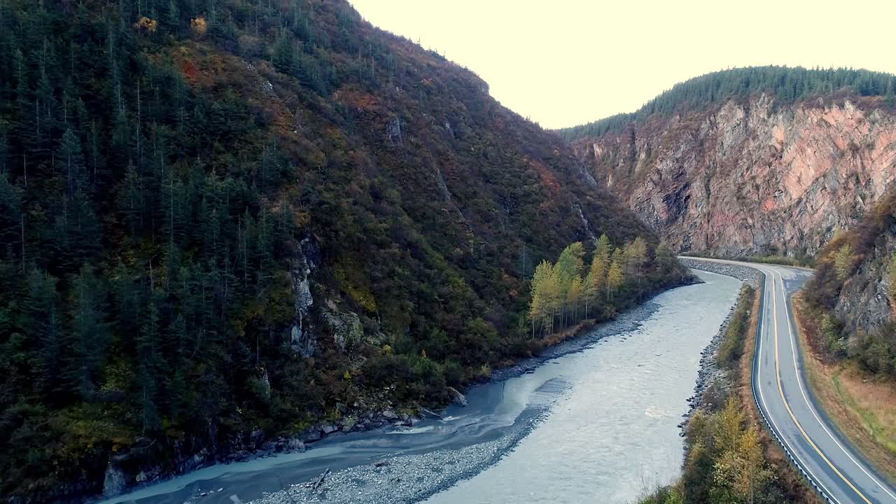 video aéreo de 4k 60 fps moviéndose a través del cañón keystone, en el camino a valdez, alaska