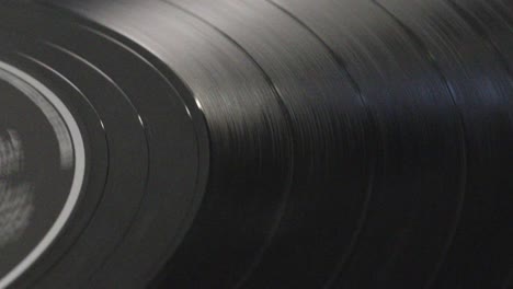 registro de vinilo de reproducción larga girando en un tocadiscos