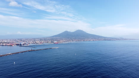 vista panorámica del monte vesubio a través del golfo de nápoles en campania, italia