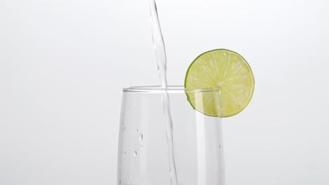 agua con rodaja de limón