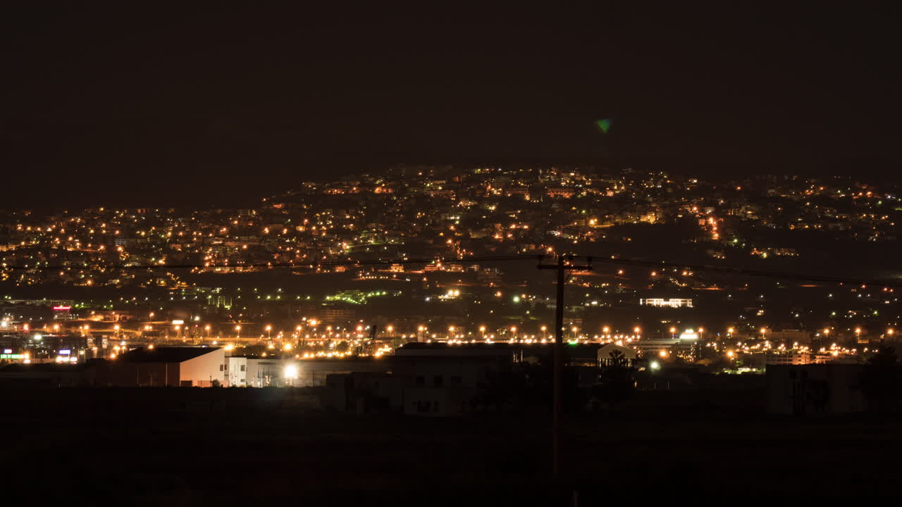 밤의 도시 불빛과 다가오는 아침의 시간 경과