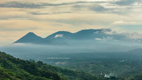 Die-Silhouette-Der-Vulkane-Santa-Ana-Und-Izalco-Am-Nachmittag-In-El-Salvador---Zeitraffer