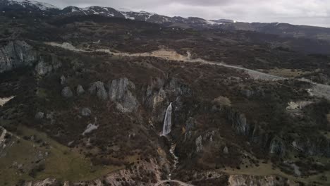 Vista-Aérea-De-La-Cascada-Skakavica,-Conocida-Por-Su-Hermoso-Paisaje-Y-Su-Refrescante-Corriente-De-Agua-Que-Cae-Desde-Una-Altura-Hacia-Un-Tranquilo-Lago-O-Arroyo.