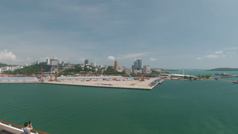 vista panorámica de la ciudad de sihanoukville desde las aguas turquesas de camboya en un hermoso día de verano