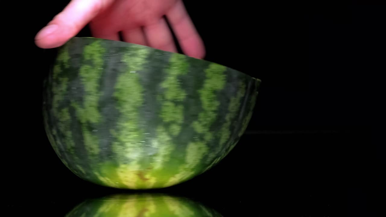 수박 반은 검은 스크린에서 회전