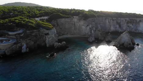 Silueta-De-La-Isla-Tremiti-Durante-La-Puesta-De-Sol-De-Un-Día-De-Verano