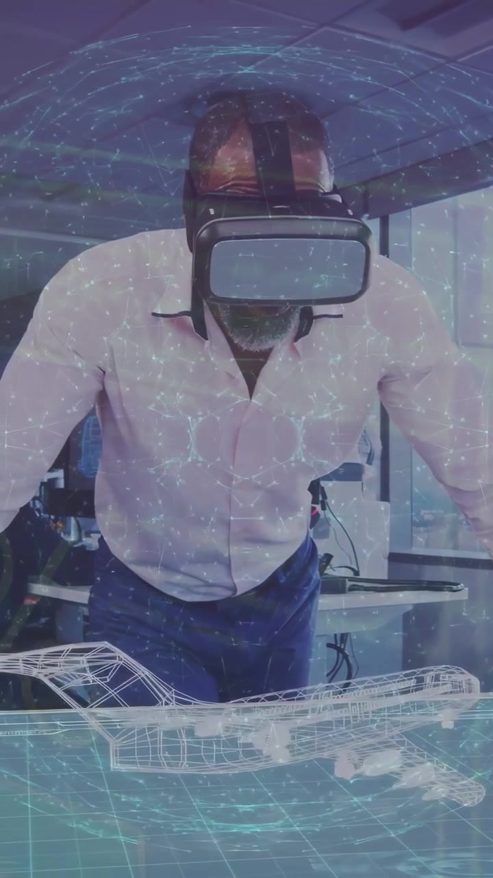 Vertikální video: Muž s VR headsetem aktivuje holografickou rovinu a mřížku nad stolem pro technologickou recenzi.