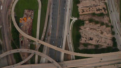 Vista-Aérea-De-Pájaros-Vista-Panorámica-De-Arriba-Hacia-Abajo-De-Una-Gran-Y-Compleja-Intersección-De-Carreteras-De-Varios-Carriles.-Coches-Circulando-Suavemente-En-Los-Carriles.-Dallas,-Texas,-Nosotros