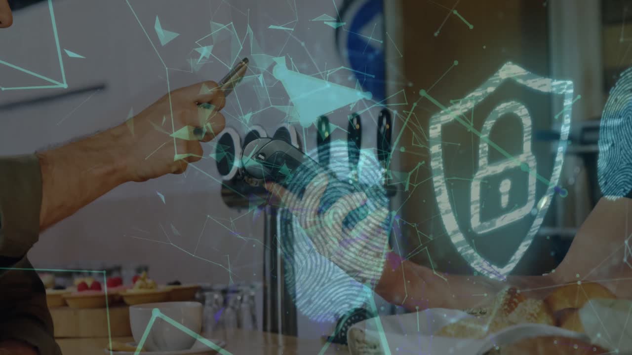 animación del icono del candado y la red de conexiones a través de diversas personas que pagan con el teléfono inteligente
