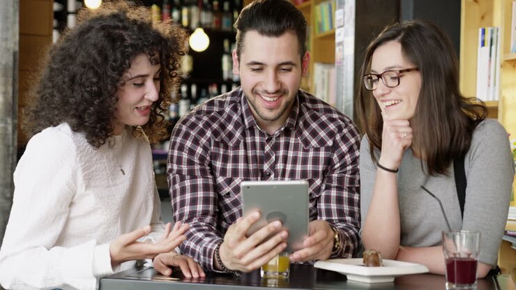 parejas disfrutando de café y tableta
