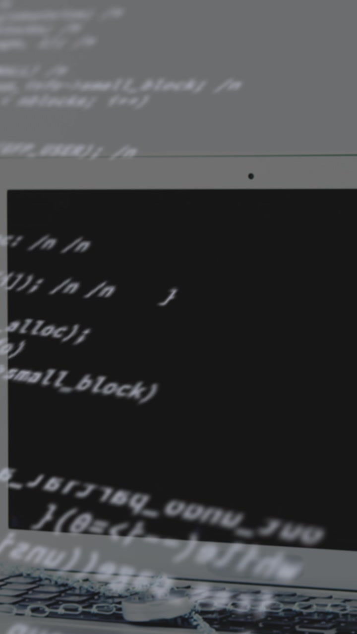 Animazione di elaborazione dati su laptop