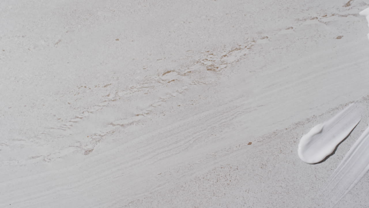 video de tubo de producto de belleza y manchas de crema con espacio de copia en fondo blanco