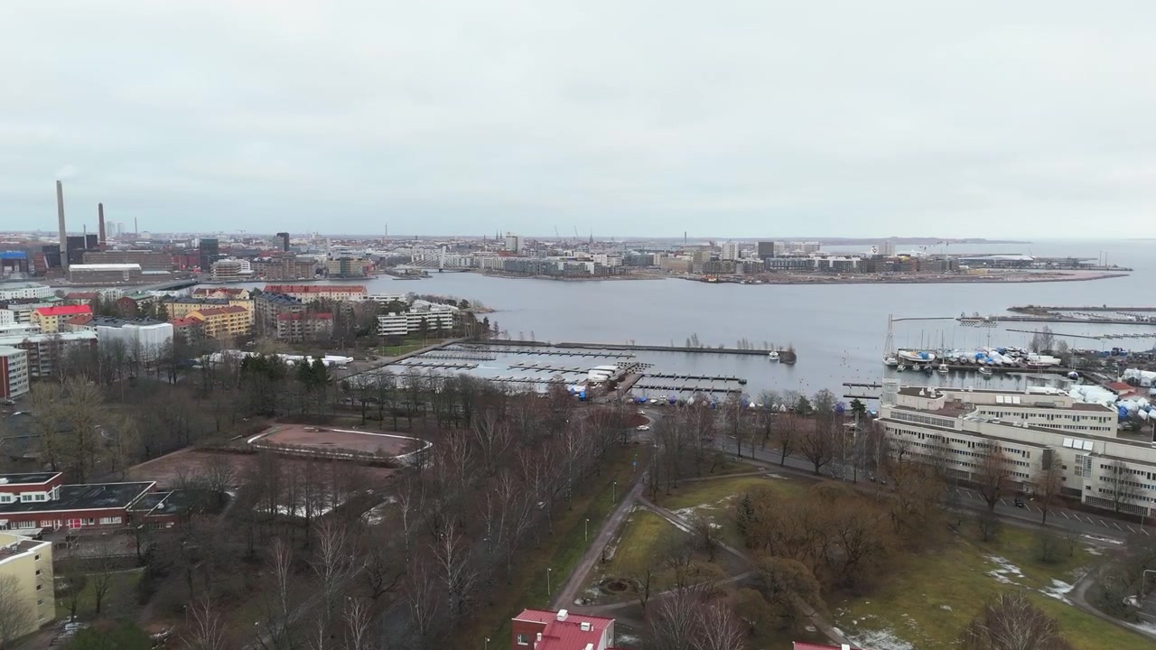 Vista aerea che si eleva sul quartiere di Lauttasaari, verso il centro di Helsinki, giornata nuvolosa