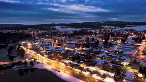 Hermoso-Hiperlapso-Vespertino-De-La-Pequeña-Ciudad-De-Vikersund-En-Viken,-Noruega