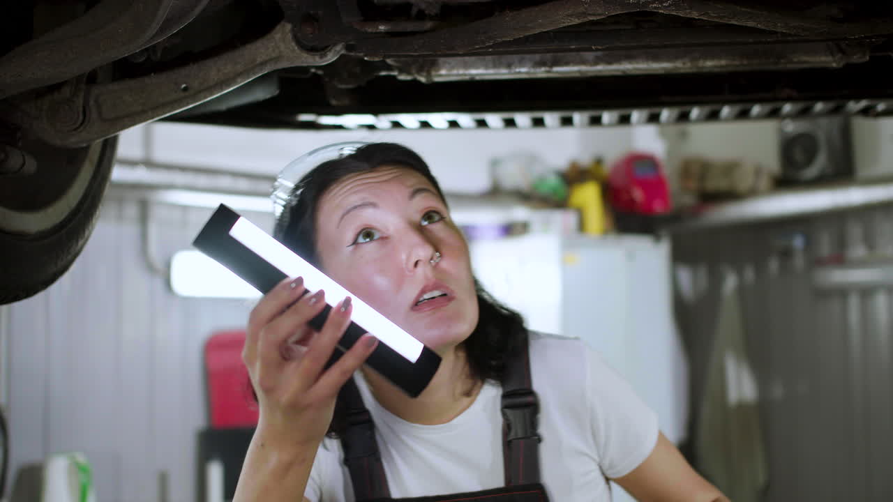 자동차를 검사하는 여자