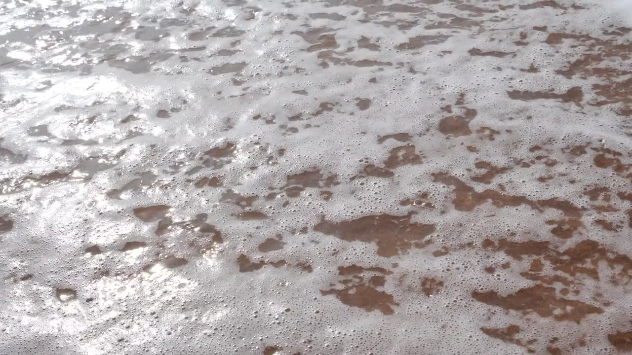 hermosa naturaleza de playa limpia y olas del mar