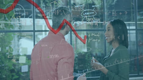 animación de la línea roja y procesamiento de datos sobre diversas personas de negocios en la oficina