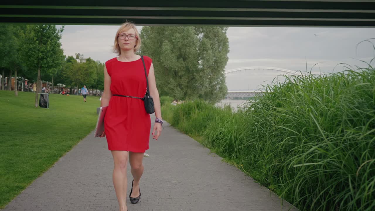 포장 돌리 총에 걸어 노트북과 아름 다운 젊은 금발의 여자